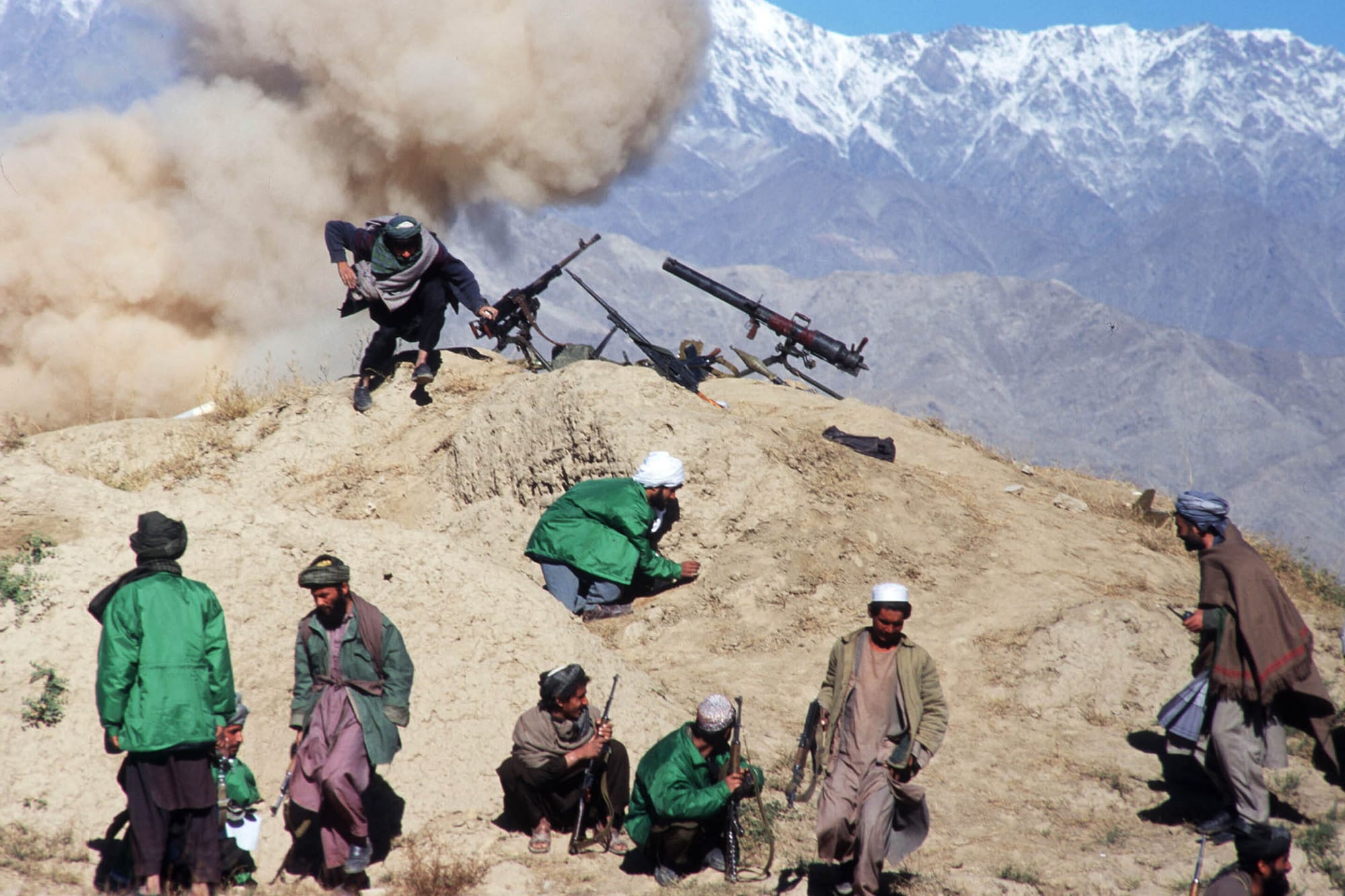 1996年10月21日，阿富汗喀布爾附近的塔利班軍隊成員在前線作戰。 