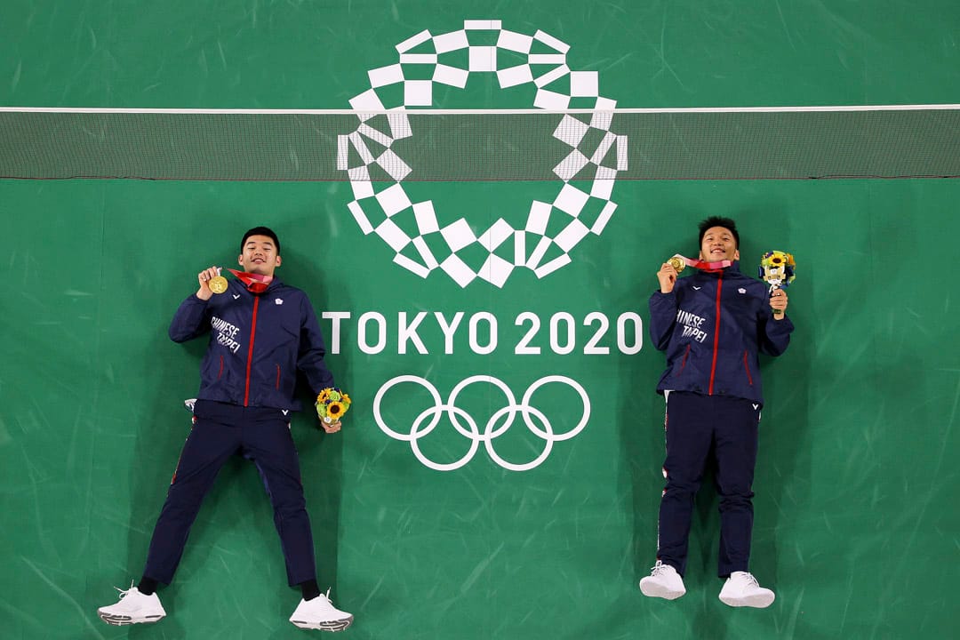 2021年7月31日，羽毛球男雙金牌得主台灣選手王齊麟、李洋在球場合影留念。