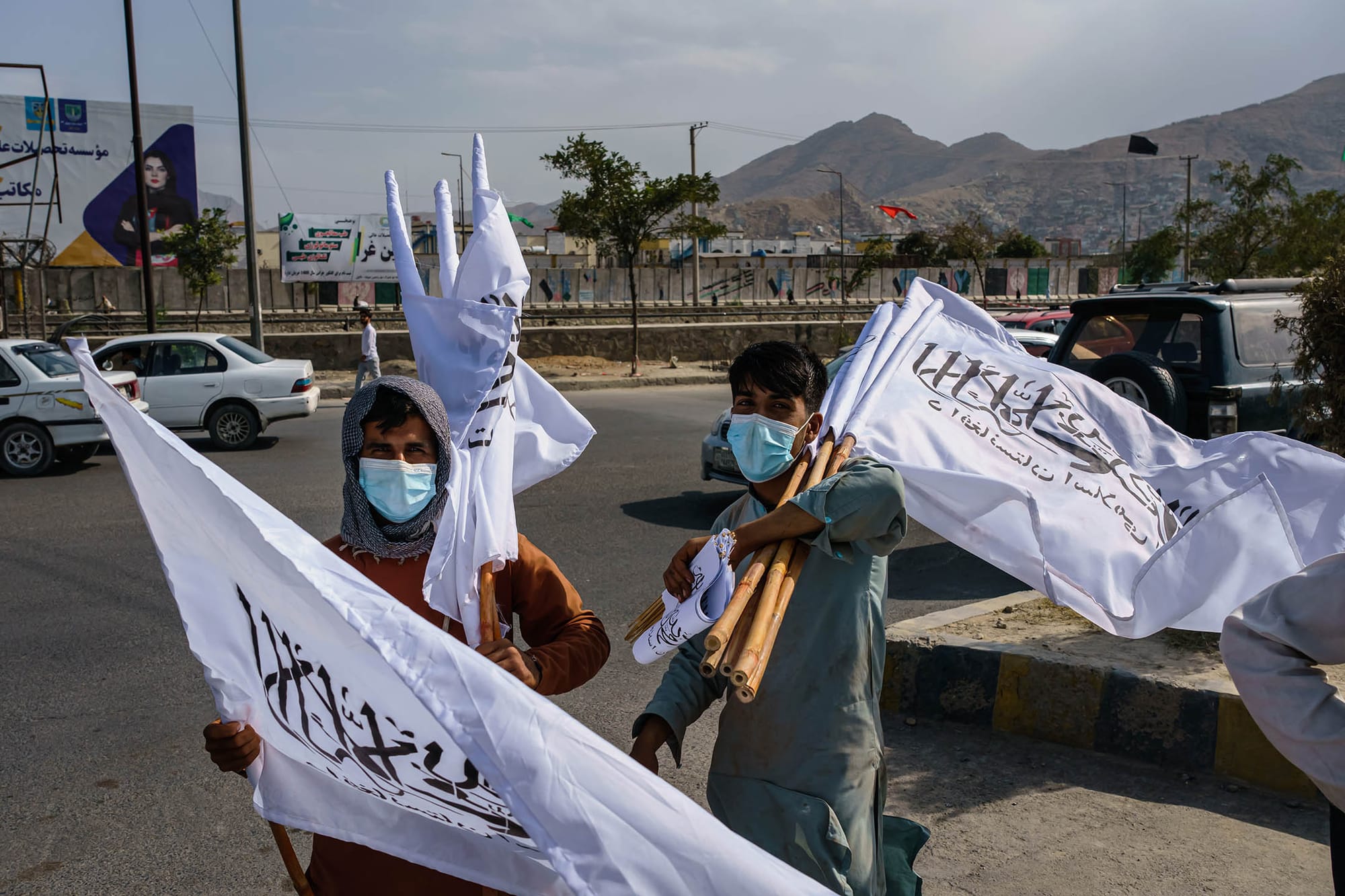 2021年8月20日阿富汗喀布爾，阿富汗年輕男孩在十字路口出售塔利班旗幟。