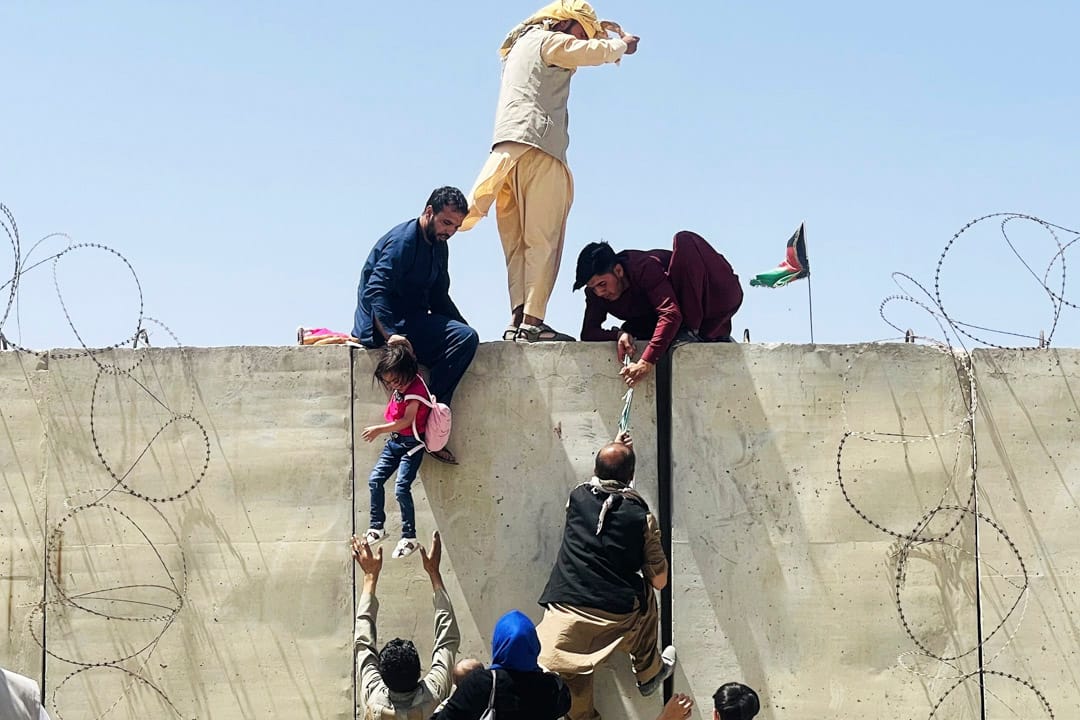 2021年8月16日，成千上万的阿富汗人试图逃离阿富汗首都喀布尔，正赶往哈米德卡尔扎伊国际机场。