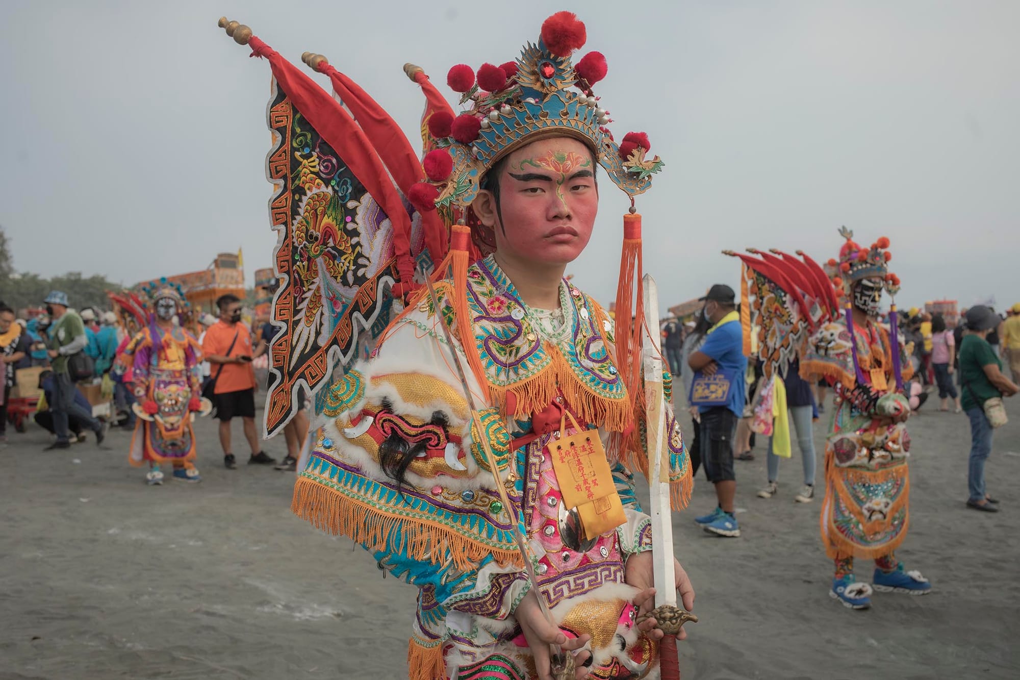 2021年10月24日東港，“請水”的陣頭隊伍在海邊等待。