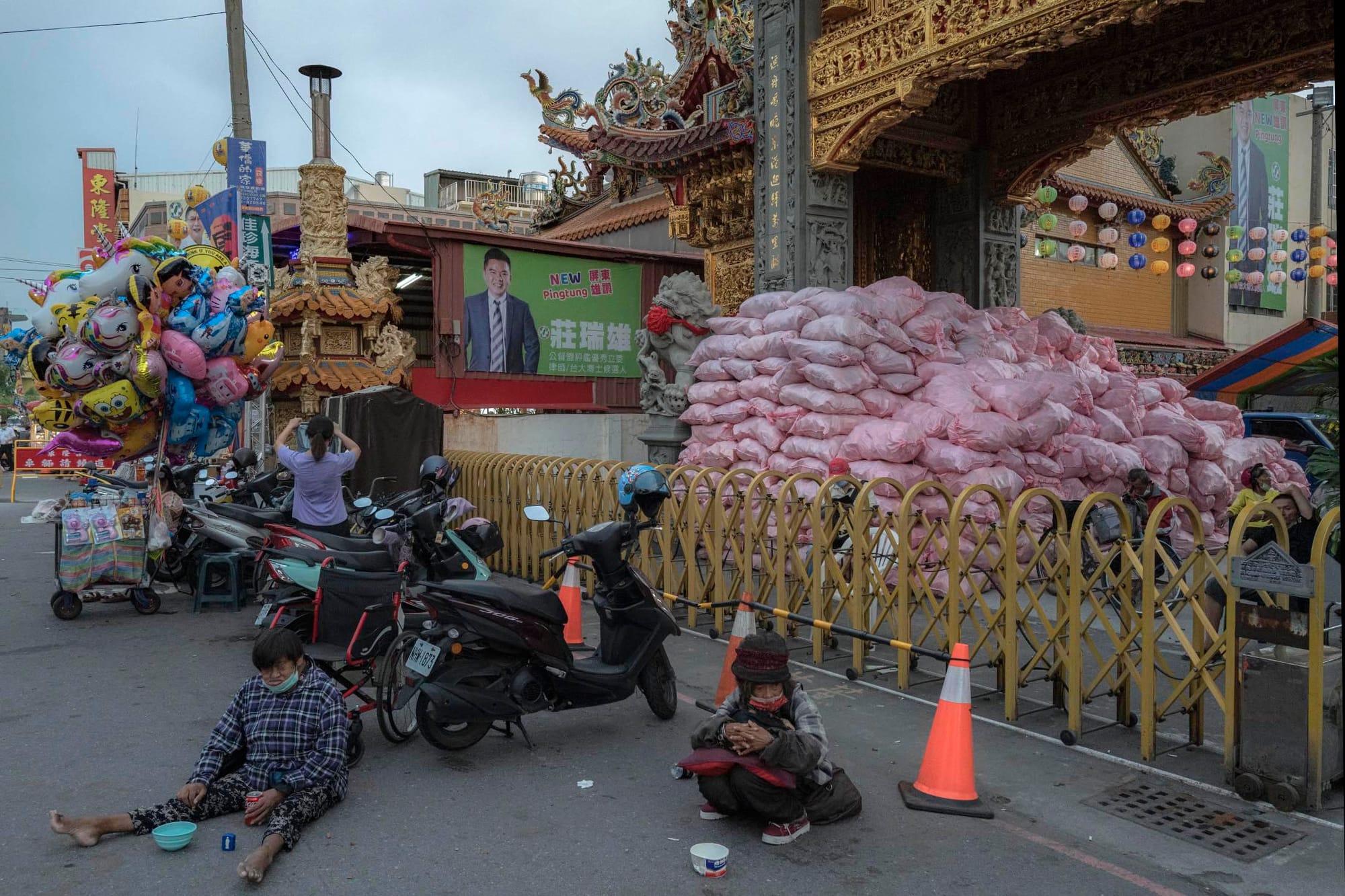 2021年10月25日東港，東隆宮前堆放大量祭品，準備送上王船。
