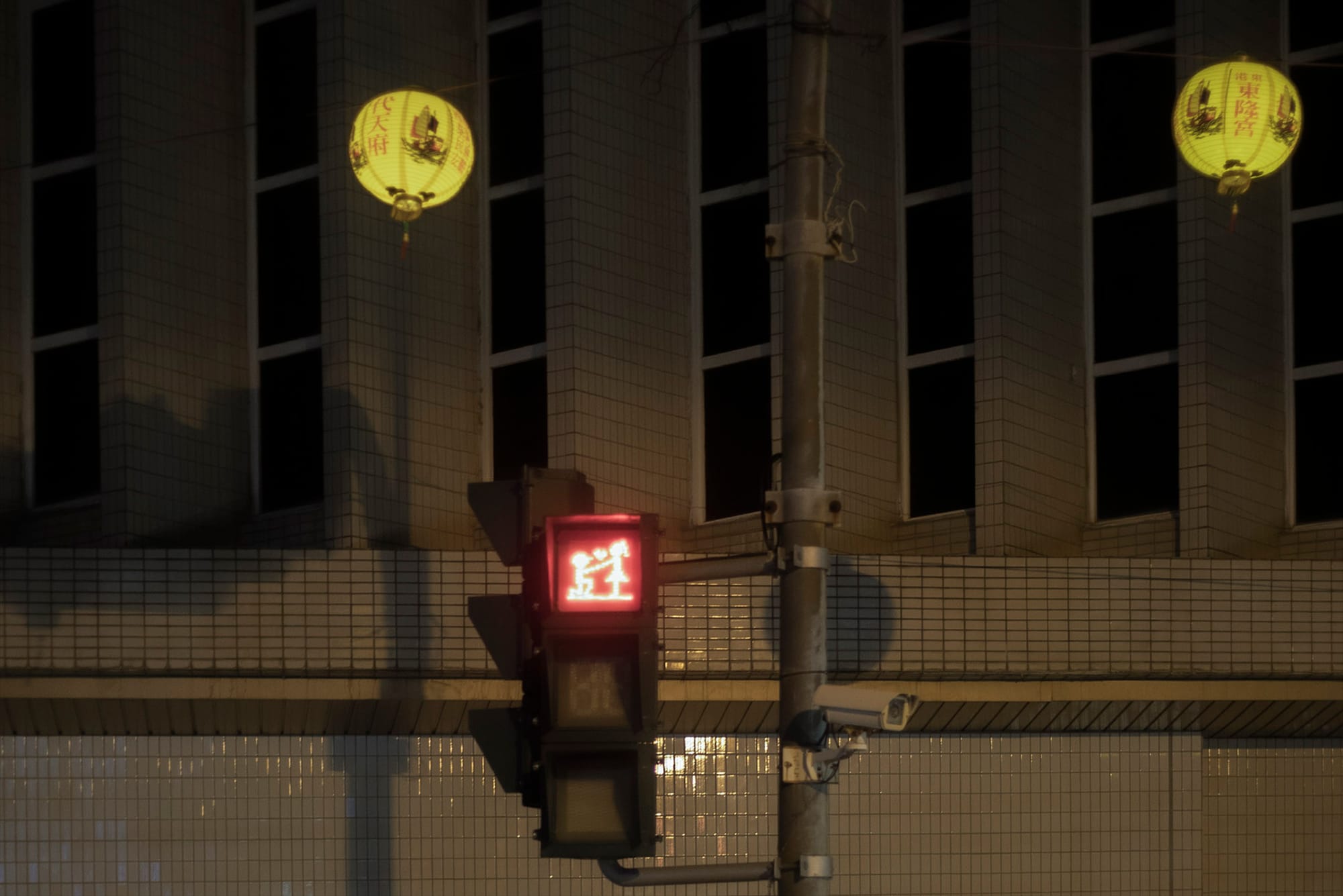 2021年10月24日東港，交通燈與燈籠。