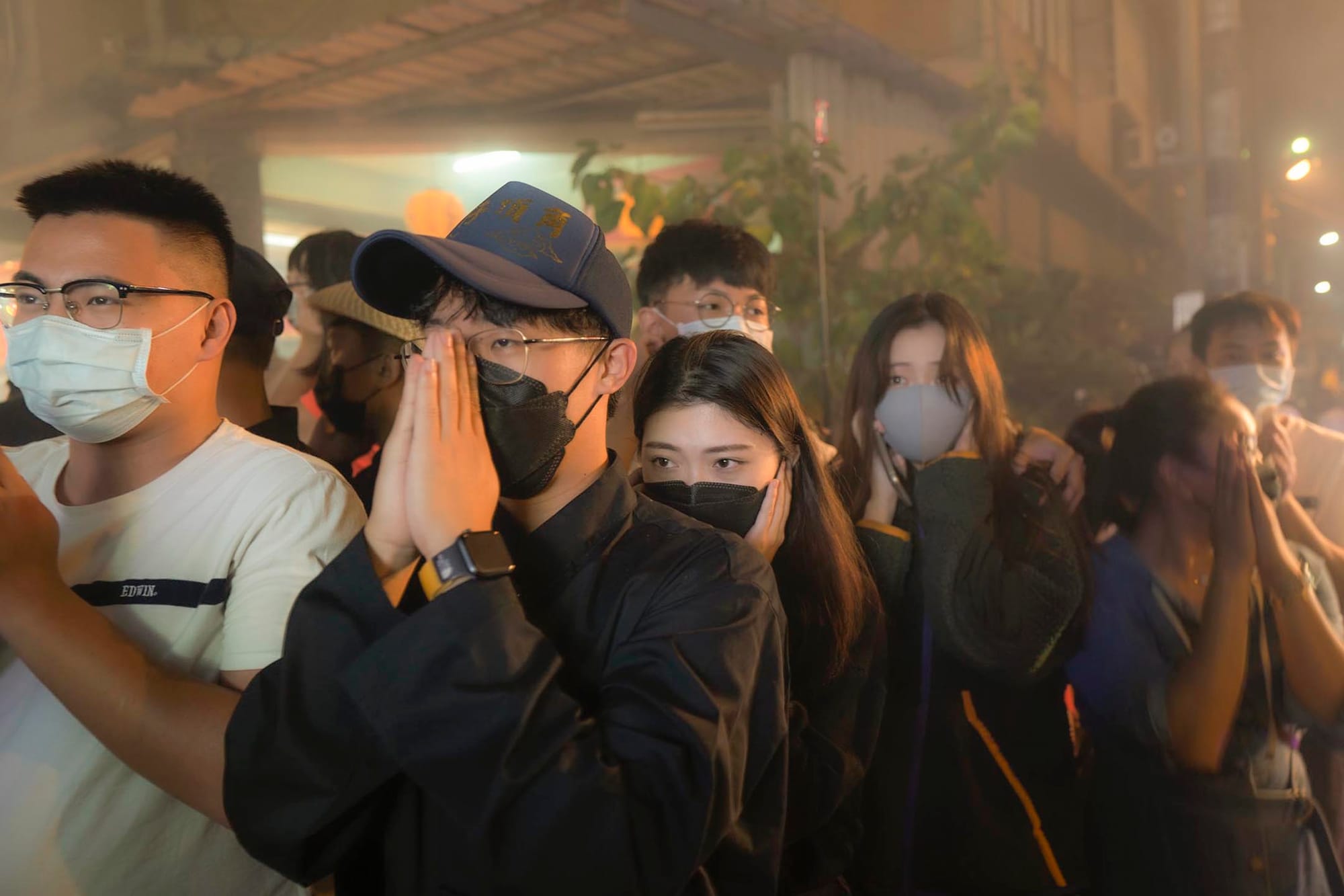 2021年10月31日東港，王船遷船遶境，圍觀的民眾在旁祈福。