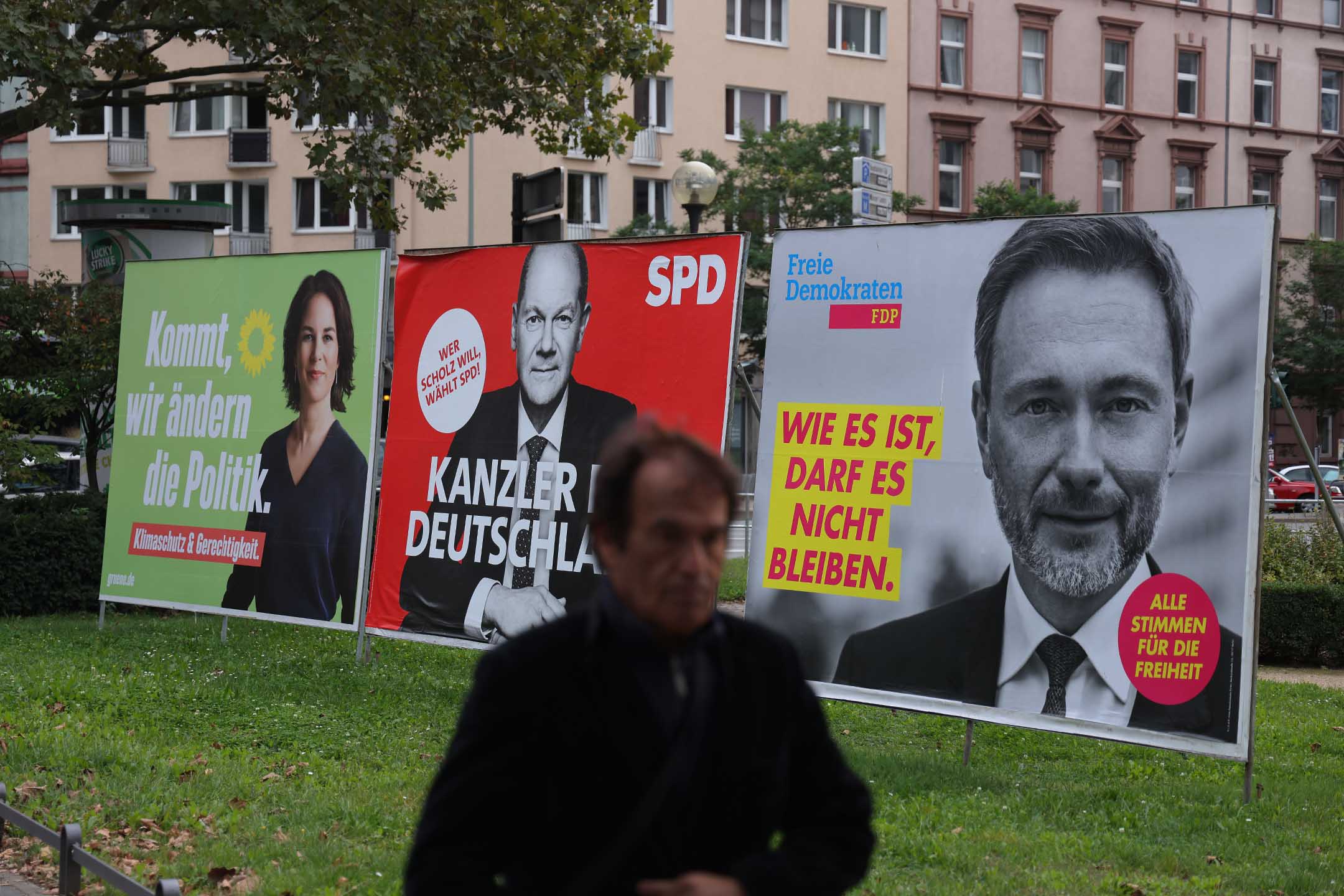 2021年9月20日德國法蘭克福,競選廣告牌顯示 Annalena Baerbock德國綠黨的總理候選人,Olaf Scholz德國社會民主黨 (SPD) 的總理候選人和 Christian Lindner德國自由民主黨 (FDP) 的主要候選人。