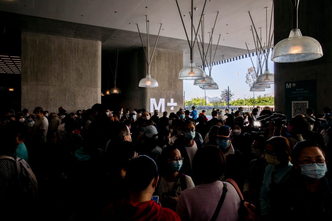 2021年11月12日，西九文化区M+博物馆正式开幕，门外轮候入场的市民。