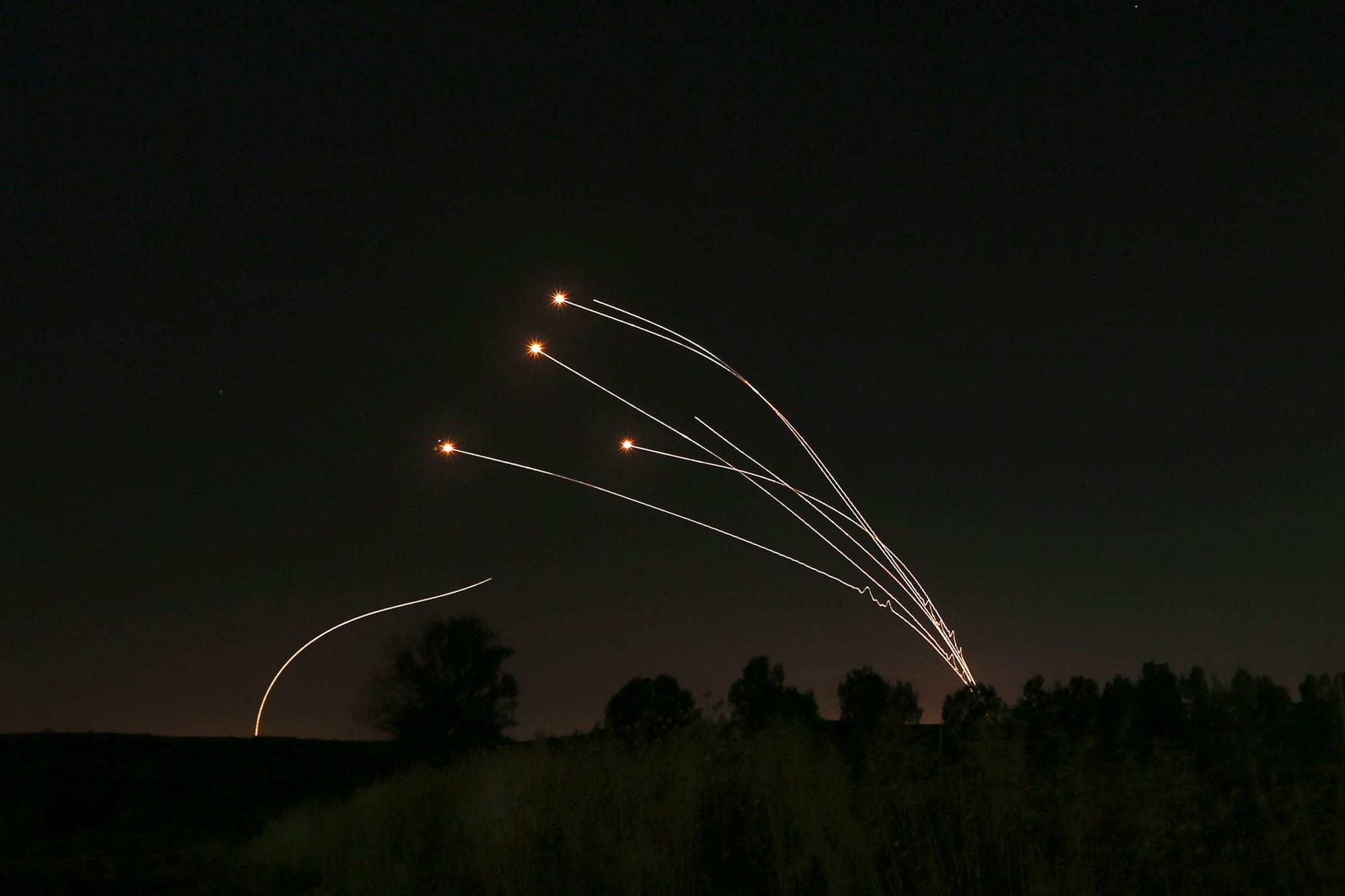 2021年5月4日晚上，以色列铁穹防御系统发射飞弹，将哈马斯组织从加沙地区发射的火箭全数拦截。今年5月起以色列多次颁令驱逐东耶路撒冷地区的巴勒斯坦居民，并以催泪弹和橡胶子弹等武器攻击圣殿山的清真寺，导致两国局势再次紧张。