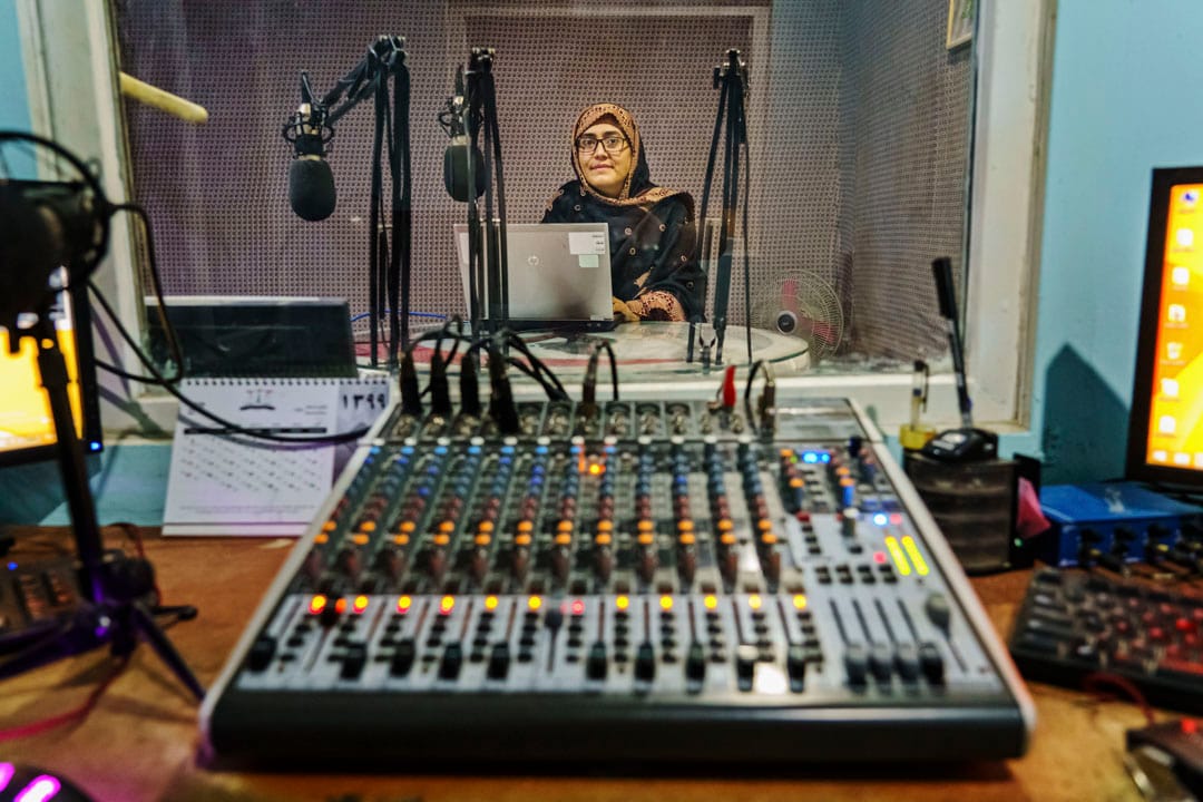 2021年5月8日,阿富汗城市坎大哈,女权主义者Maryam Durani在Khadija Kubra妇女协会的录音室内拍照。