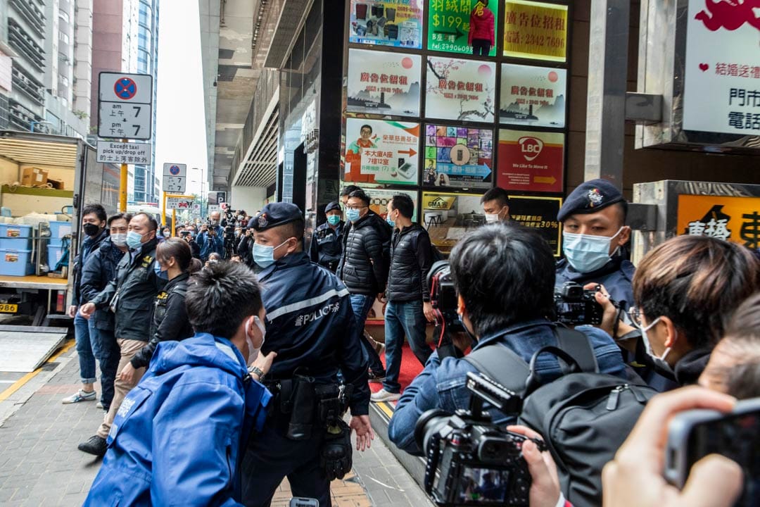 2021年12月29日，《立場新聞》署理總編林紹桐被警方國安處人員拘捕，被帶到《立場新聞》位於觀塘的辦公室協助搜證後離開。攝：林振東/端傳媒