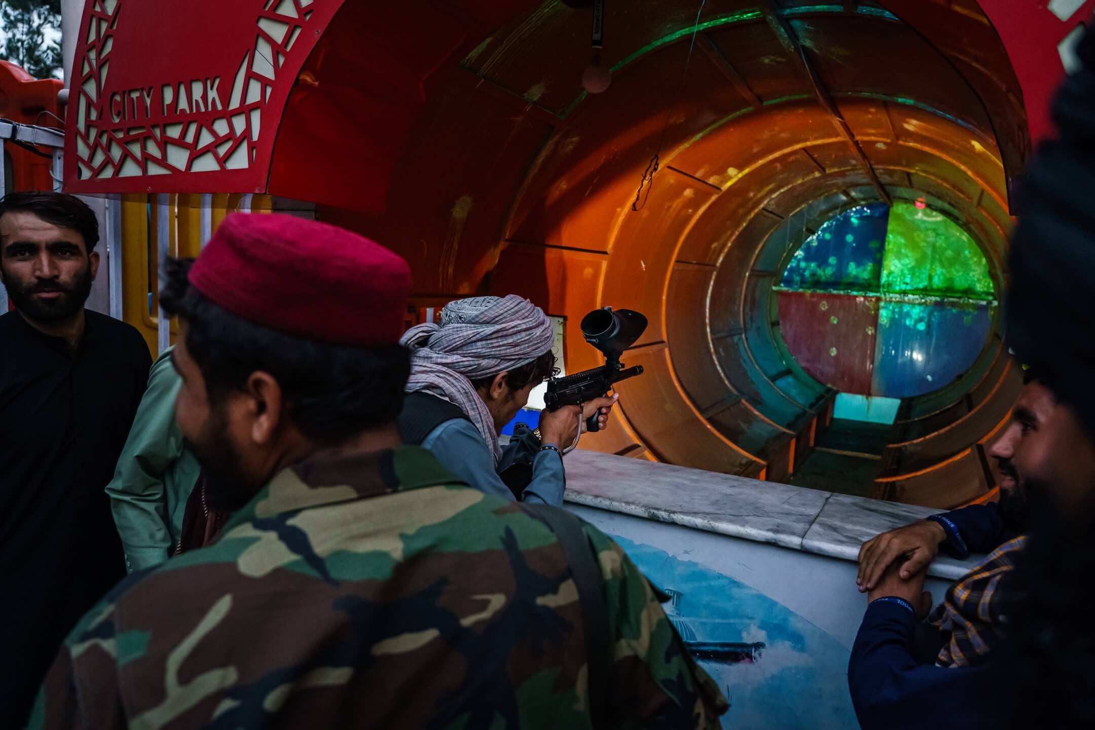 2021年9月11日,阿富汗首都喀布尔,塔利班战士在市内一个主题乐园玩摊位游戏。