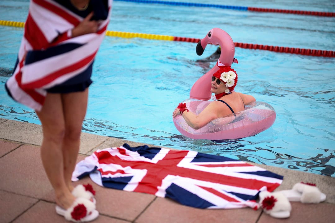 2021年3月29日，英国政府放宽了户外社交禁令，伦敦两名女子在Hillingdon休憩中心接受媒体访问。