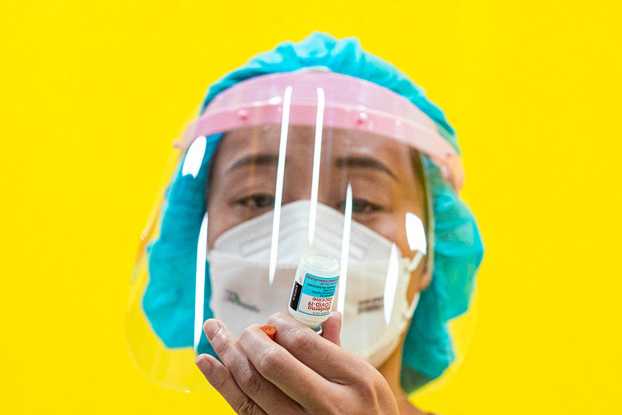 2021年12月6日板桥全联超市，医护人员预备施打疫苗。