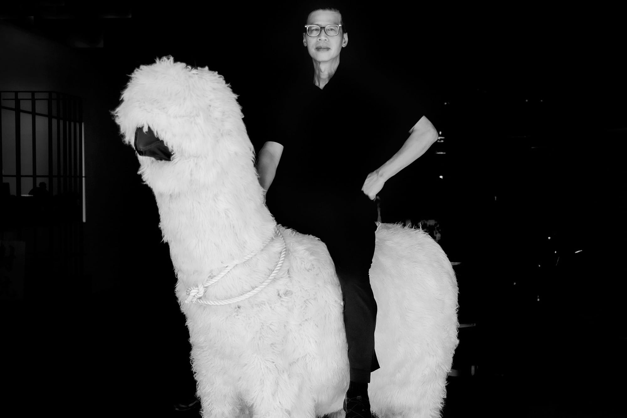 2021年9月22日台湾台中，因政治因素由香港移居台湾的艺术家黄国才，坐在他的作品上。