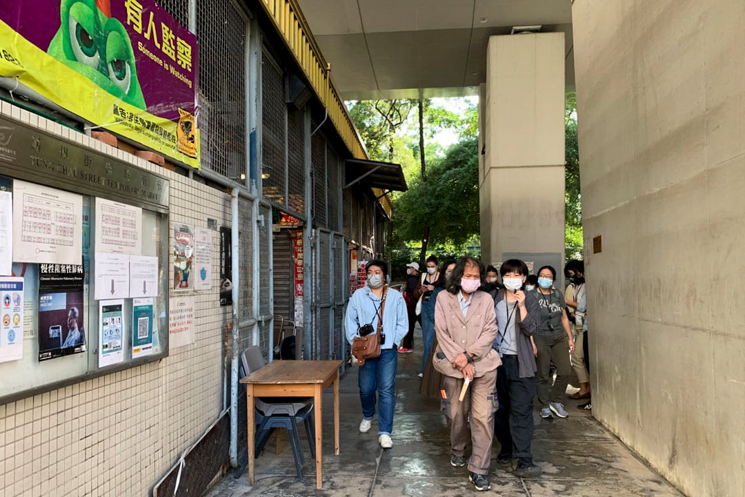 香港國際攝影節11月13日「與前無家者劉鐵民同行深水埗」。阿真說，深水埗被視為露宿者「綠洲」，也是個「是非地」，所以劉鐵民搬了去上水。