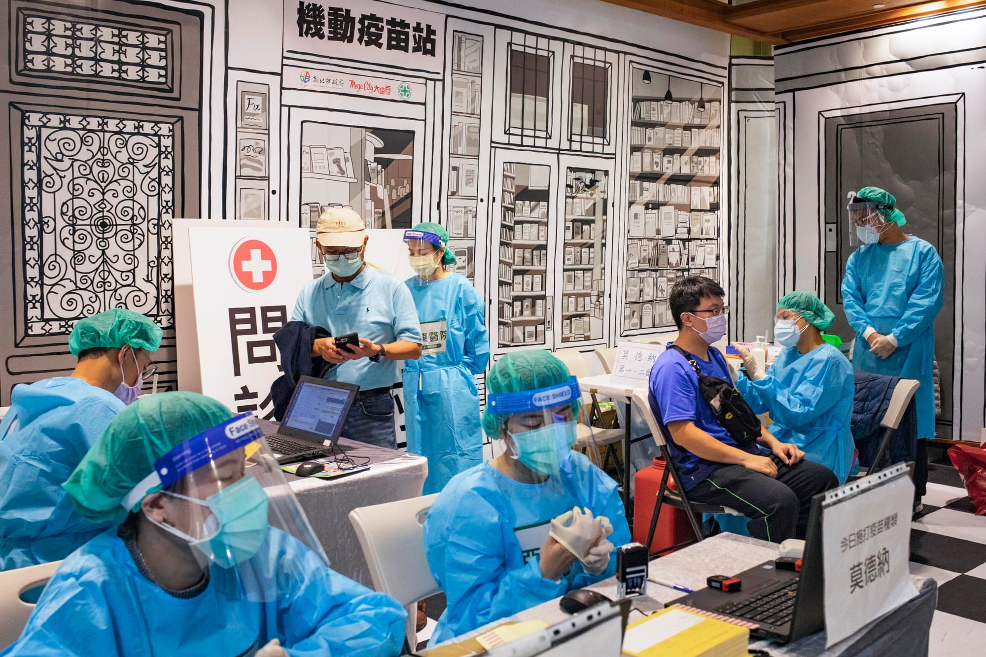 2021年12月10日板桥大远百，市民在商场内接种疫苗。