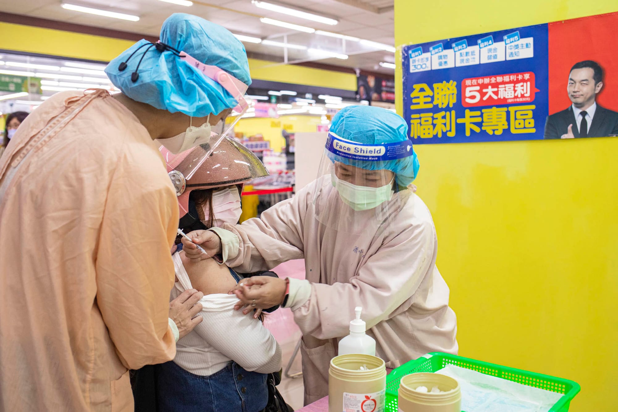 2021年12月6日板桥全联超市，市民接种疫苗。