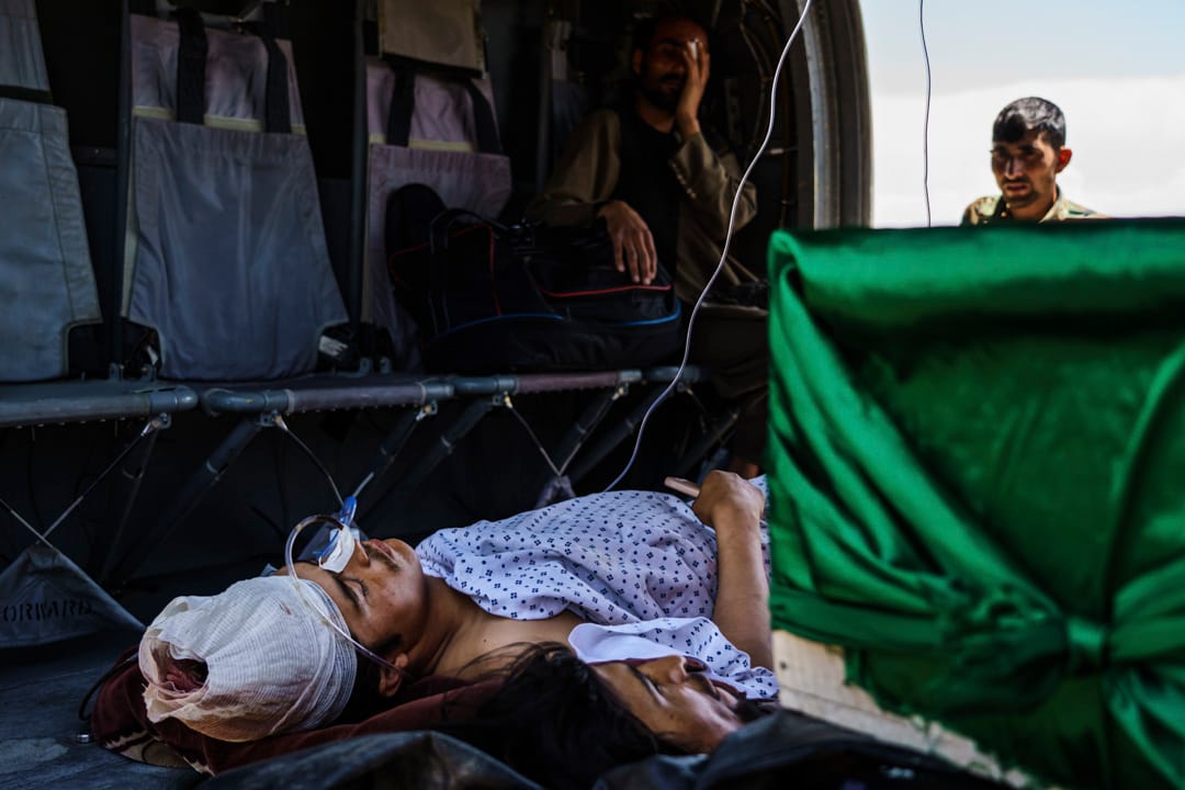 2021年5月9日,阿富汗加兹尼省,一名受伤的士兵被抬上一辆UH-60黑鹰直升机。