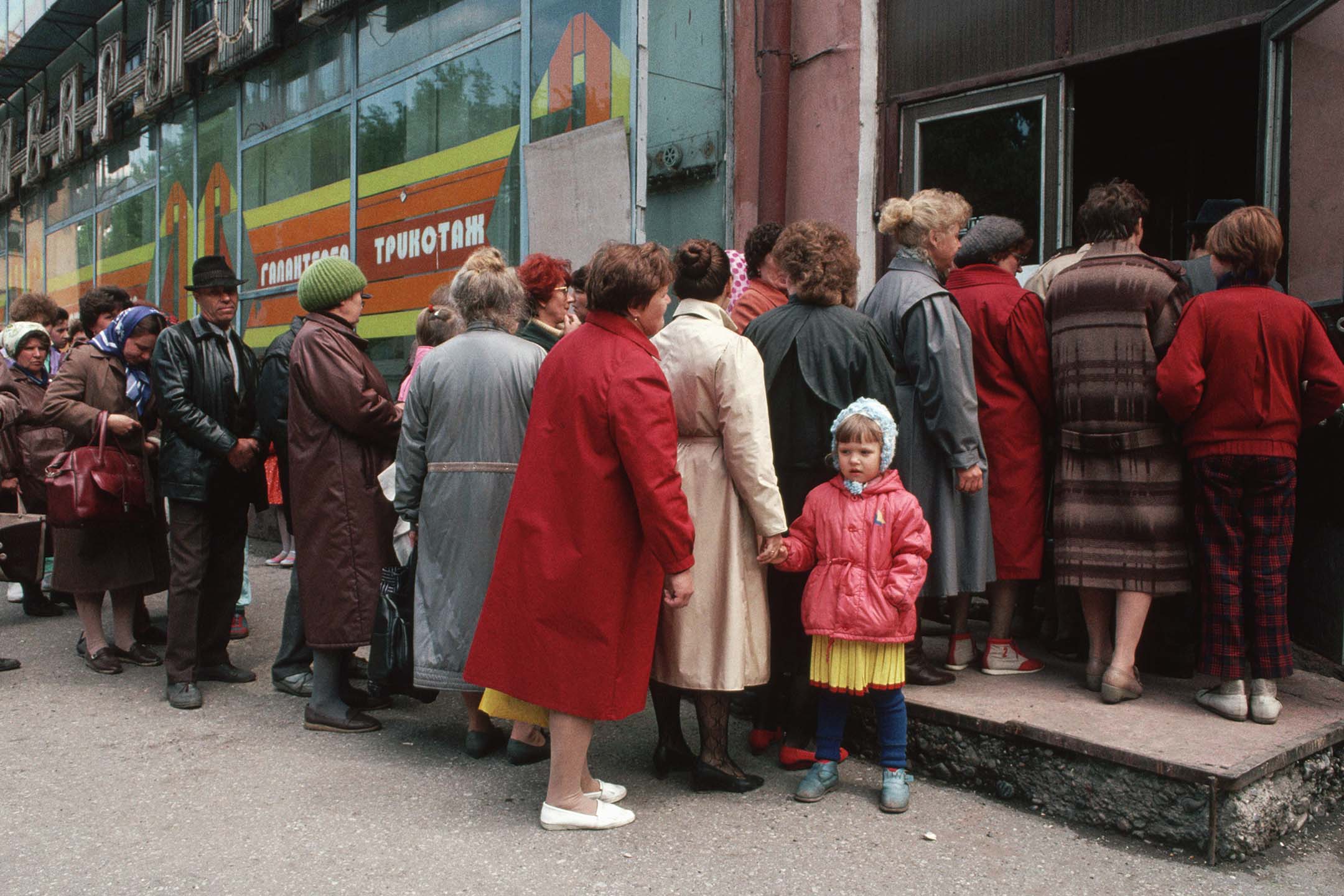 苏联人民在商店外排队。