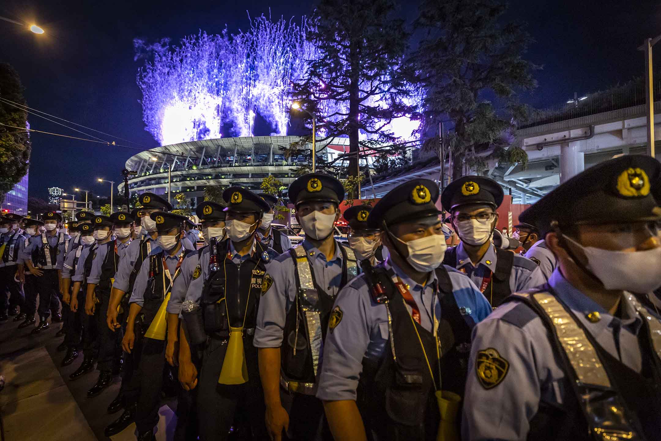 2021年7月23日，日本东京奥2020东京奥运会开幕式上，警察在会场外维持秩序。