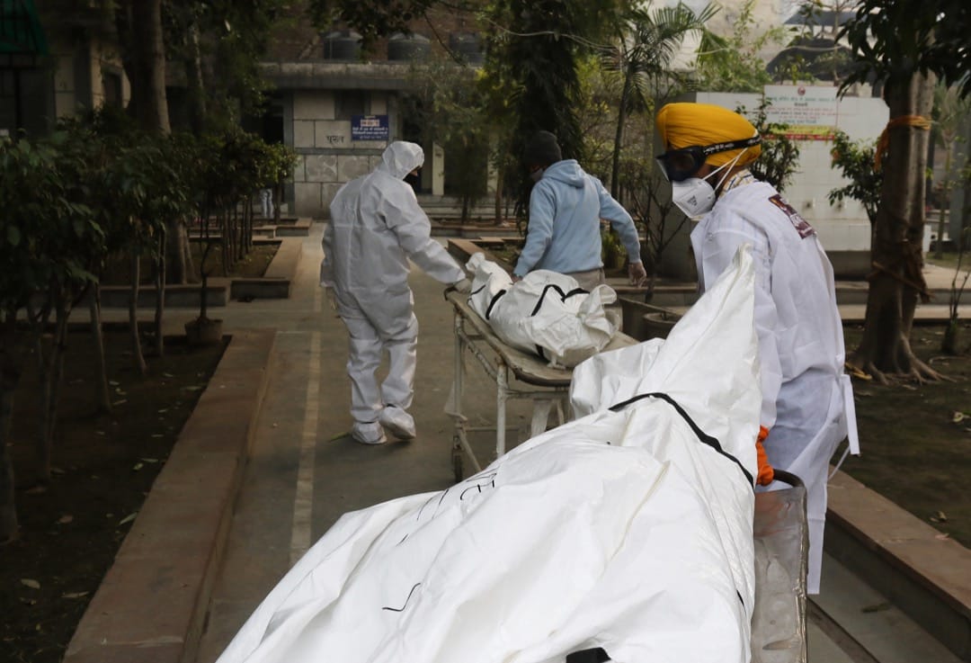 2022年1月13日，印度首都新德里，工作人員把2019冠狀病毒病逝者的遺體帶到火葬場焚化。