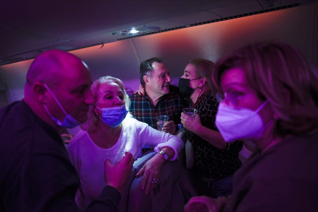 2022年1月1日，在杜拜預定了遊艇假期的一個西班牙家庭在前往杜拜的飛機上度過跨年的一刻。