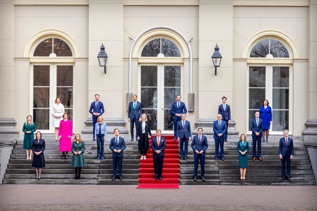 2022年1月10日，荷蘭城市海牙，首相呂特連同內閣與國皇威廉-亞歷山大合照，各人在合照期間需保持一定社交距離。