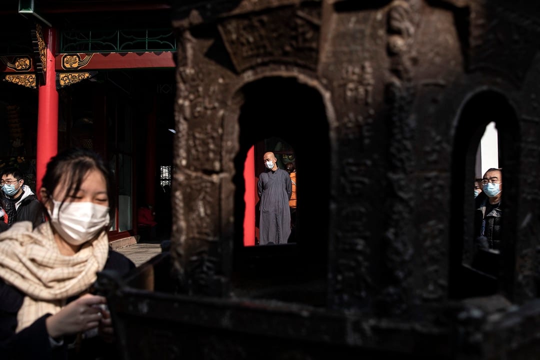 2022年1月1日，中國城市武漢，市民到歸元寺祈福。