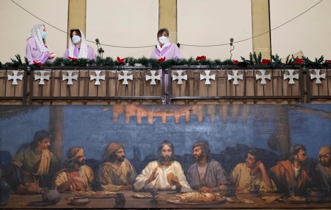 2022年1月1日，伊朗首都德黑蘭，市內一家教堂的神職人員為元旦彌撒進行準備。