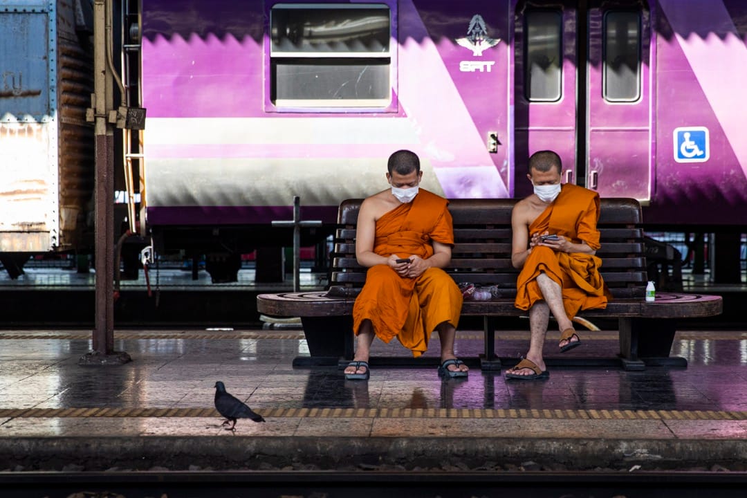 2022年1月2日，泰國首都曼谷，兩名僧侶在車站等火車。