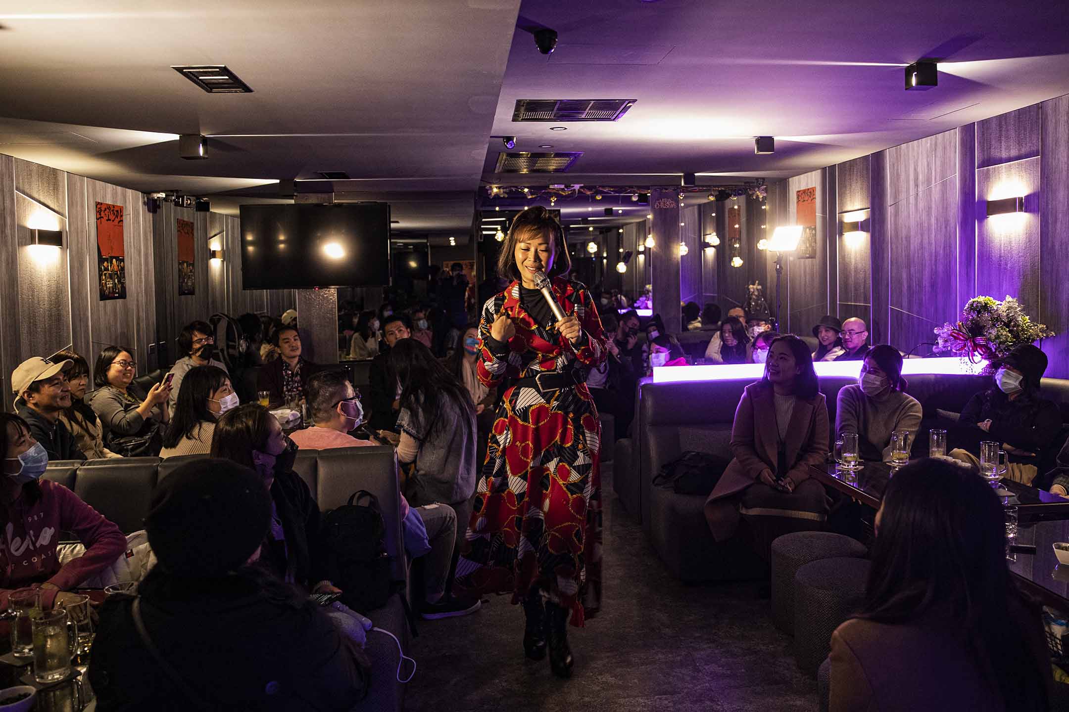 席耶娜帶領的《華燈初上》導覽團走進日式酒店。