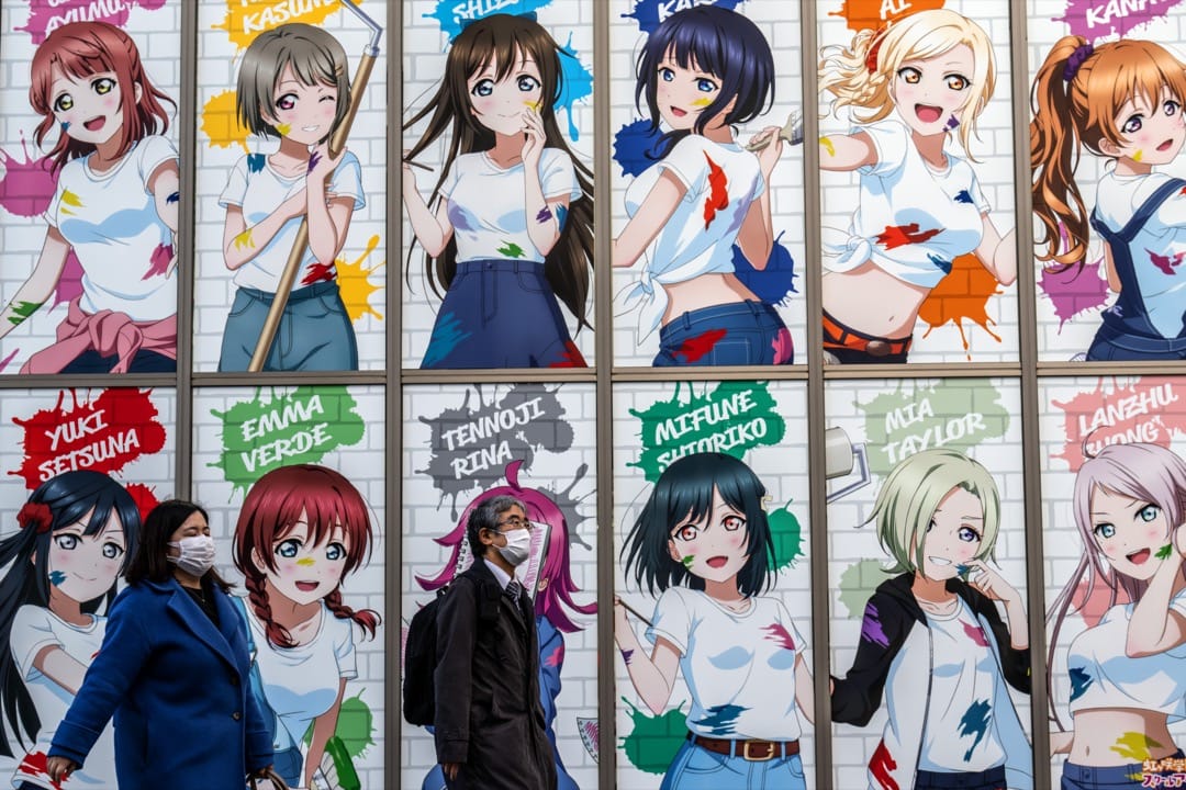 2022年1月12日，日本首都東京，市民走過一幅動漫海報。