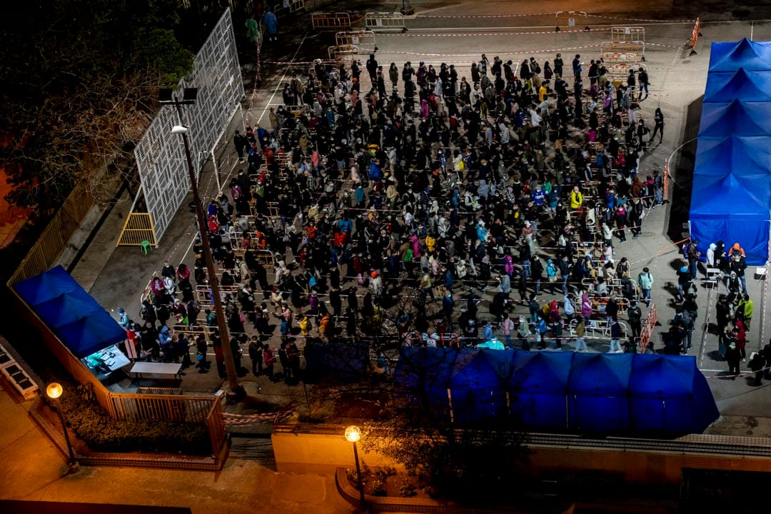 2022年2月10日，沙田大圍新翠邨檢測站有大量市民輪候排隊。