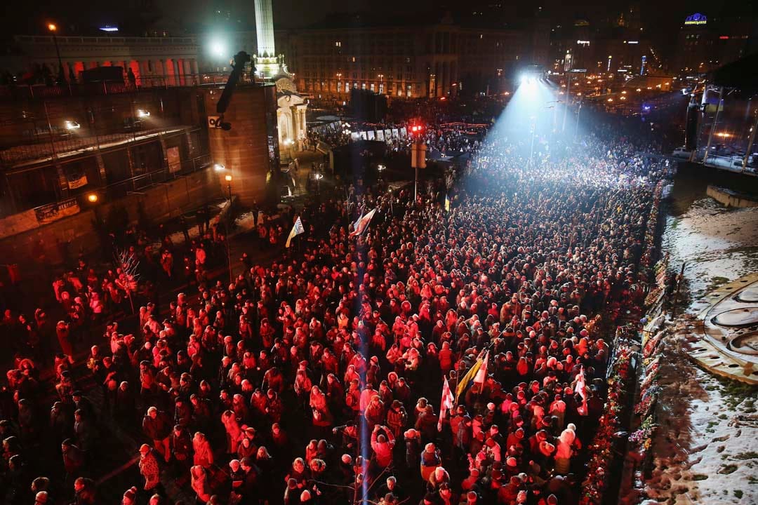 2015年2月20日,乌克兰基辅数千人抵达一年前在独立广场起义的遇难者纪念碑前献花和点燃蜡烛。 纪念一年前死亡的反政府示威者,随后总统亚努科维奇下台。乌克兰其后引发克里米亚危机,亲乌克兰军队和亲俄份子在顿巴斯地区仍继续进行战事。