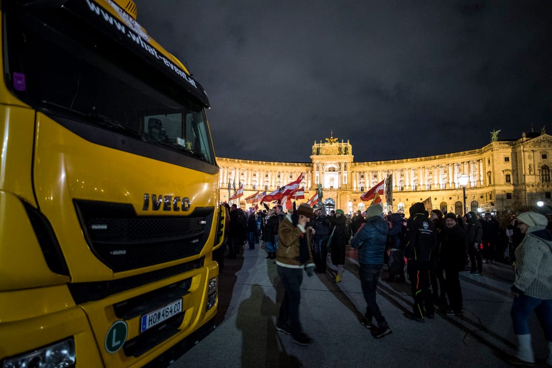 2022年2月11日，奧地利首都維也納，受加拿大「自由車隊」反疫苗示威感染，當地民眾到市中心抗議政府封城、疫苗接種等防疫措施。