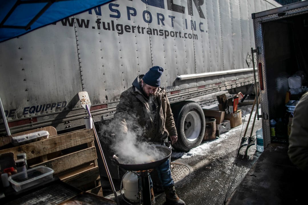 2022年2月7日，加拿大首都渥太華，一名義工為「自由車隊」反疫苗示威的參與者準備食物。