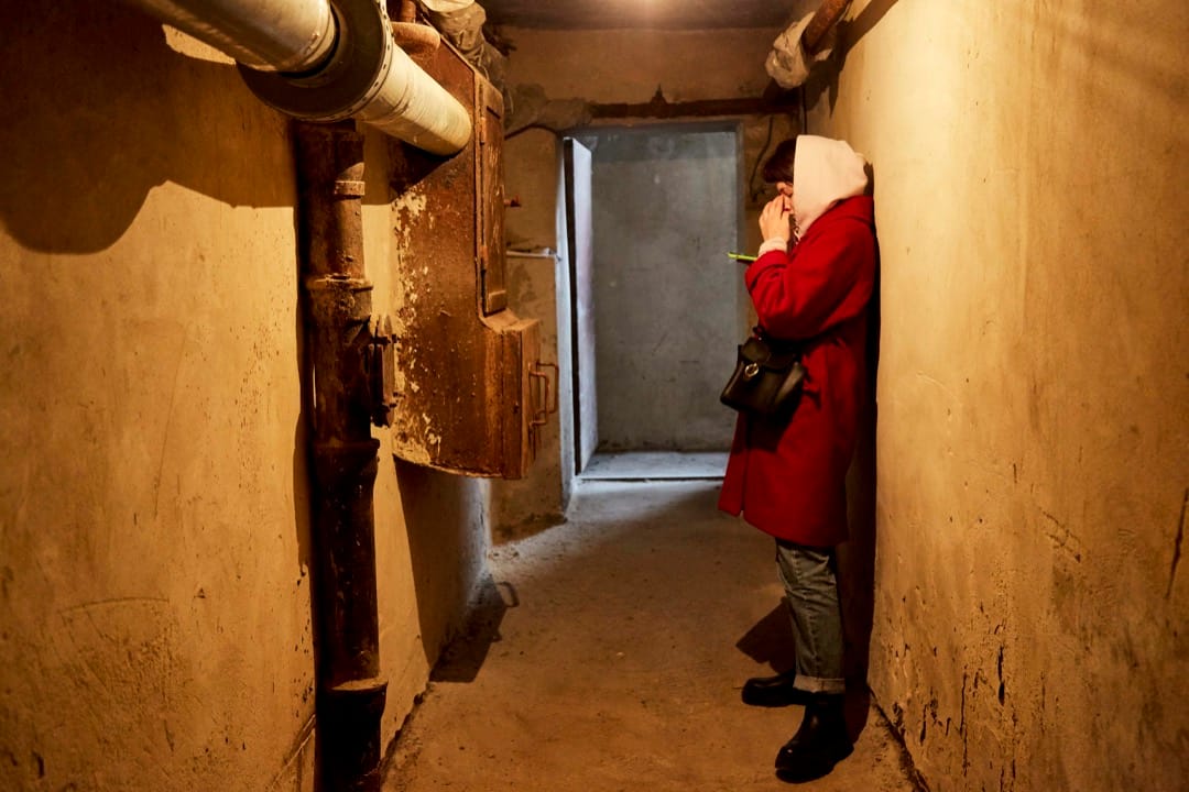 2022年2月24日,烏克蘭首都基輔,當地民眾跟隨手機信息指示到鄰近的防空洞暫避。