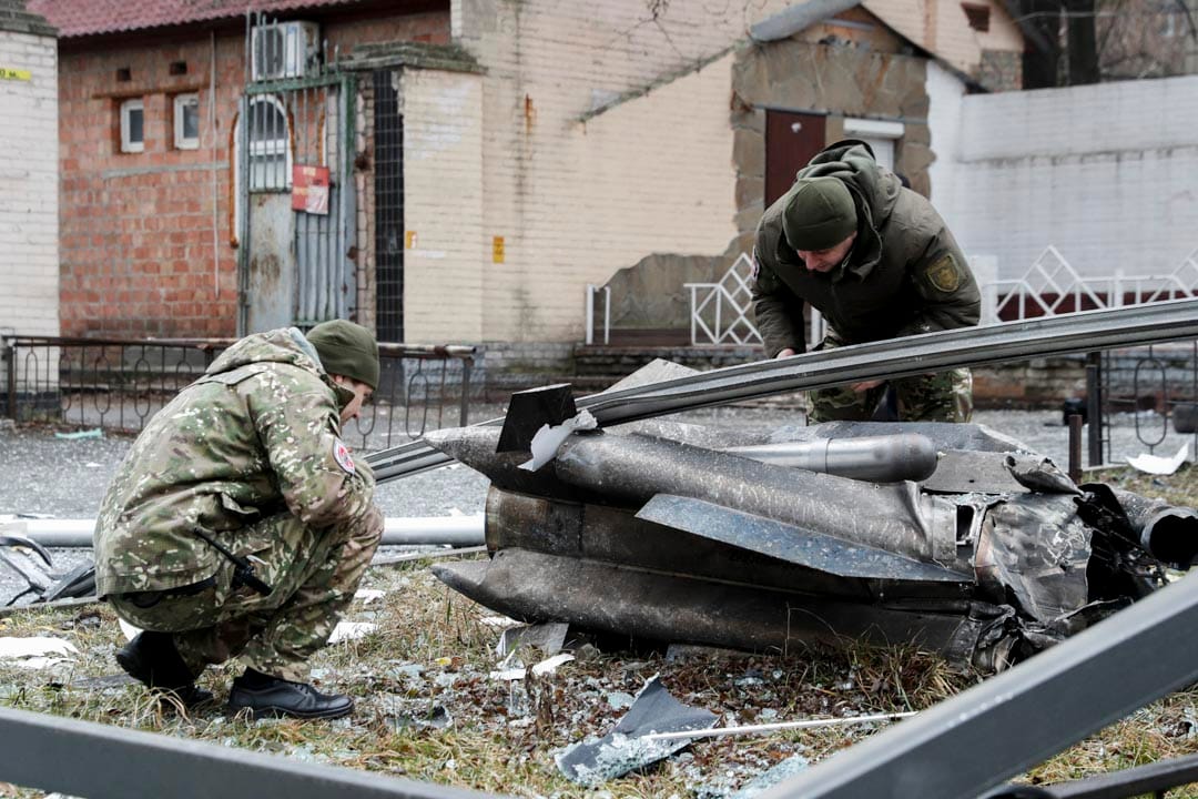 2022年2月24日,烏克蘭基輔的警察在街上檢查一枚落在街上的導彈殘骸。