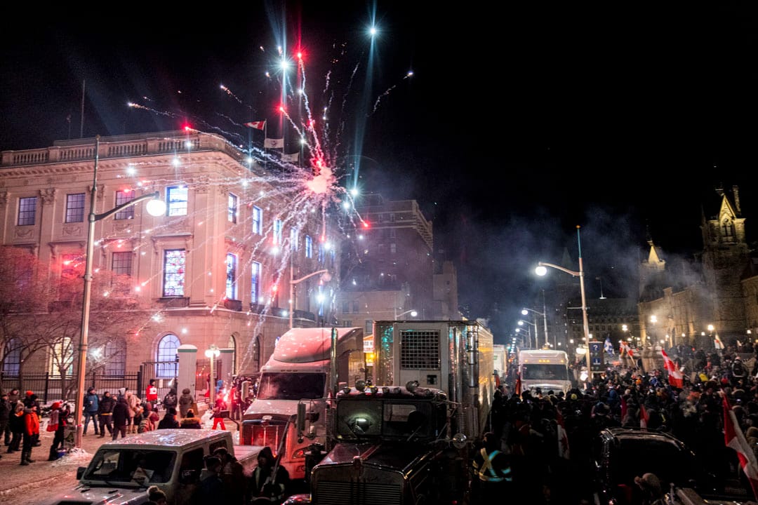 2022年1月29日，加拿大首都渥太華，國會山莊外的反疫苗示威持續，有示威者向天放煙火。