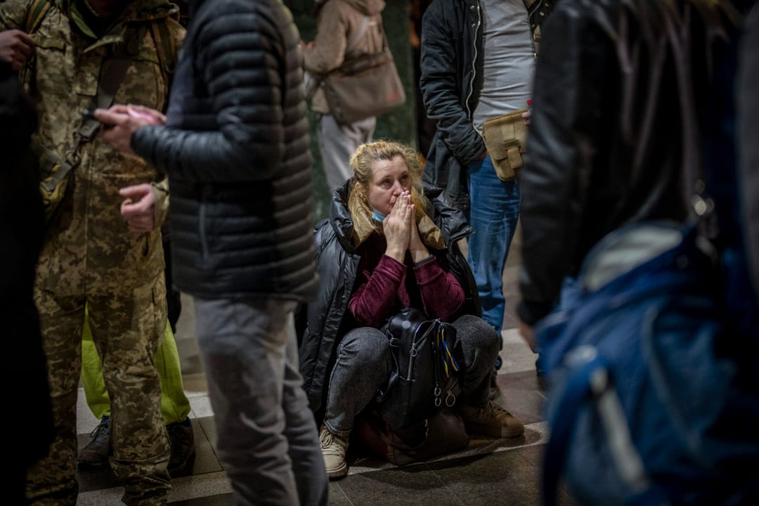 2022年2月24日,一位女士在烏克蘭基輔的火車站等待候離開,神情焦慮。
