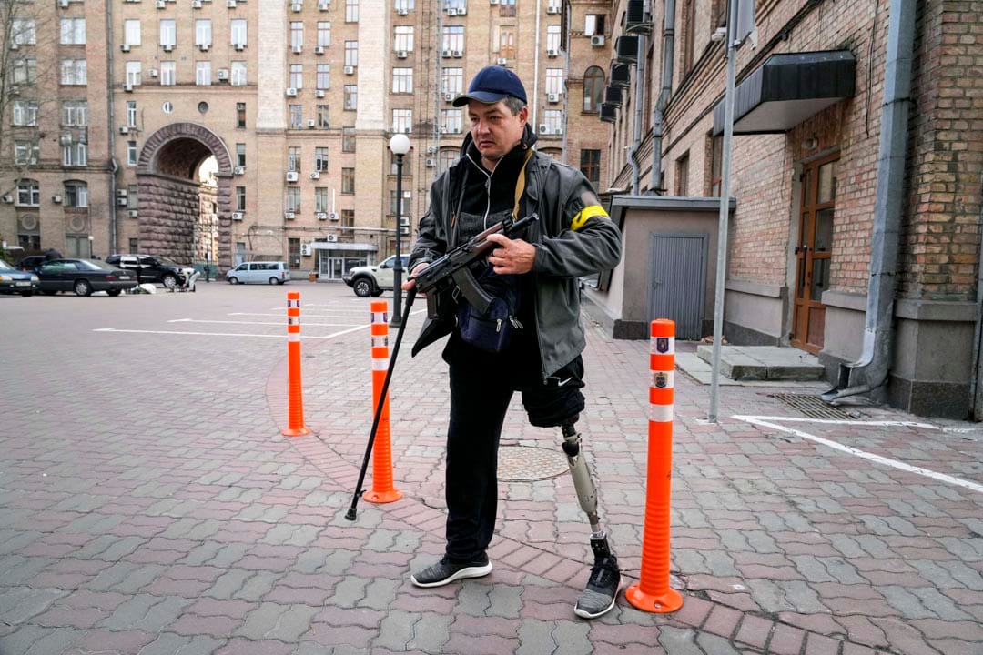 2022年2月27日，乌克兰首都基辅，一名民兵在实施了宵禁的市内巡逻。