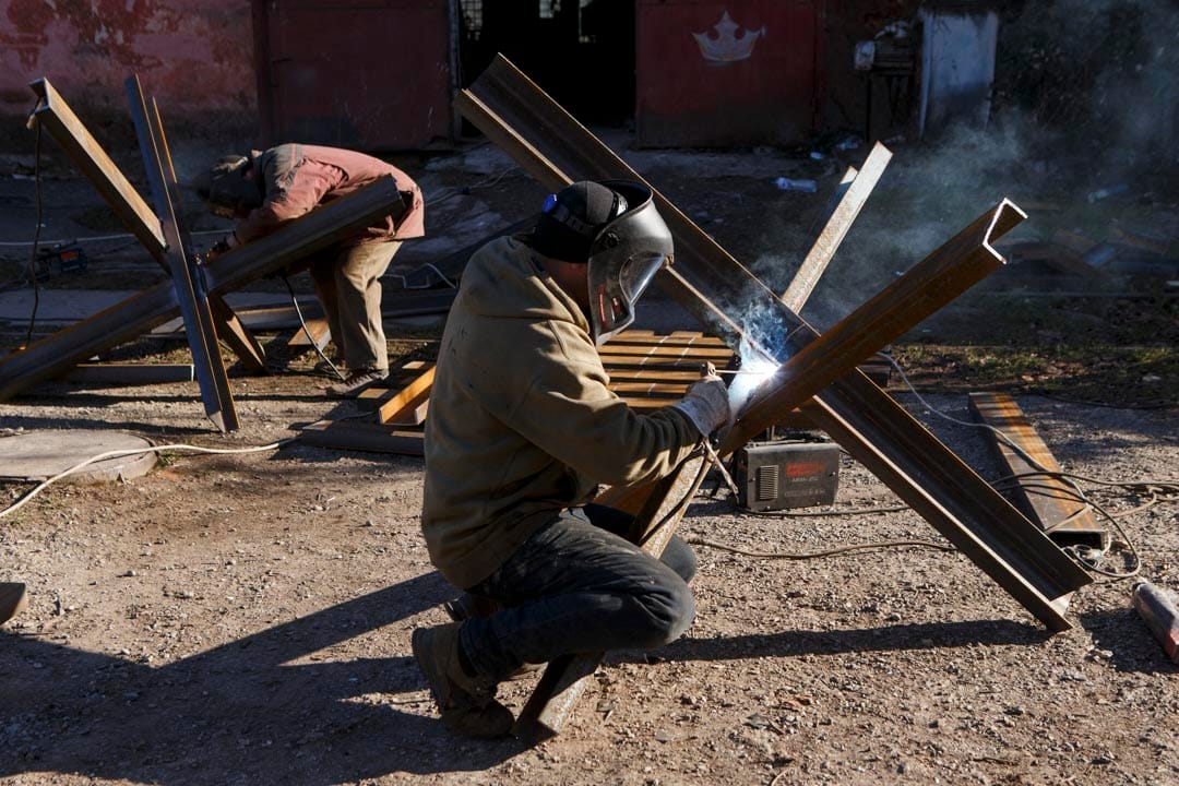 2022年2月27日，乌克兰西部小镇乌日霍罗德（Uzhhorod），当地居民用钢条制作路障阻挡俄军军车。