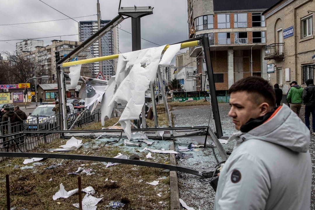 2022年2月24日,烏克蘭首都基輔,俄羅斯發射飛彈擊中市內建築,市民在旁圍觀。