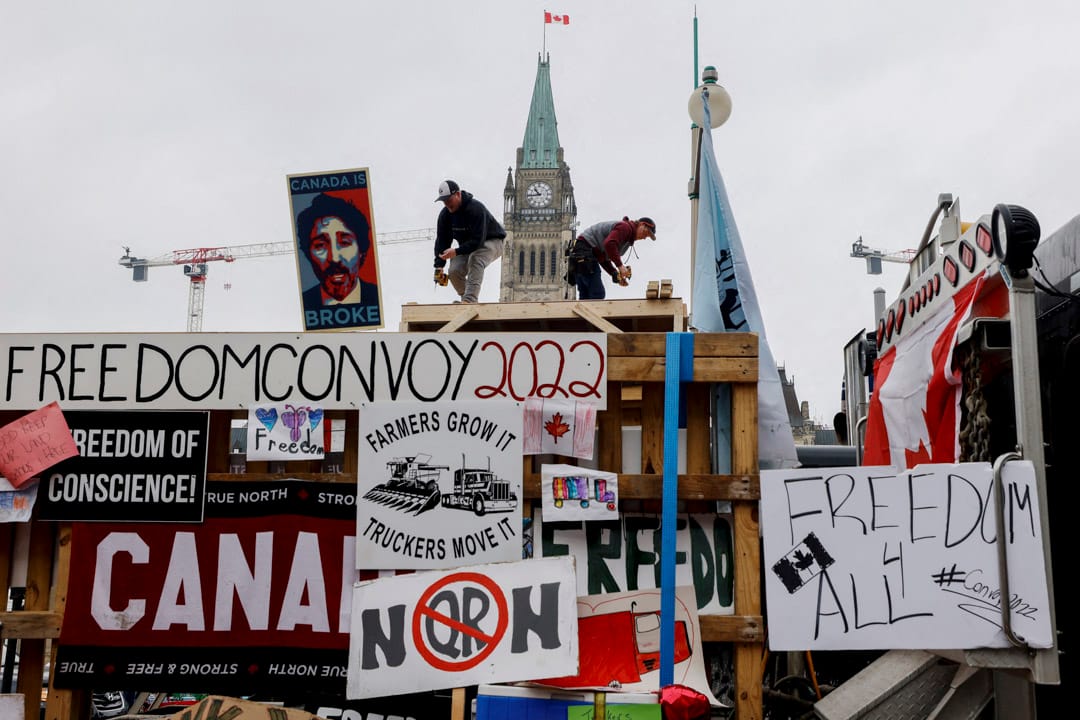 2022年2月10日，加拿大首都渥太華，反疫苗示威者在一輛貨車上搭建臨時講台。