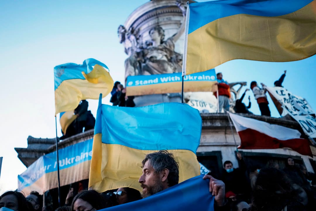 2022年2月24日，法国巴黎，示威者聚集并举起乌克兰国旗支持乌克兰人民。