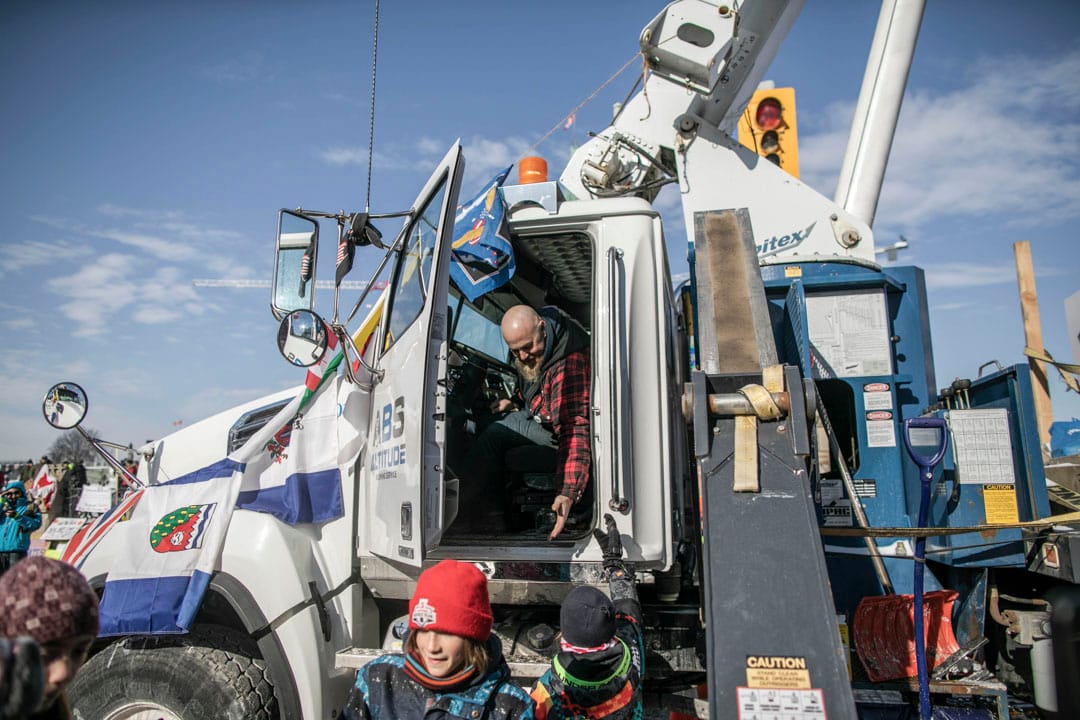 2022年2月7日，加拿大首都渥太華，參與「自由車隊」反疫苗示威的貨車司機在國會山莊外集合。