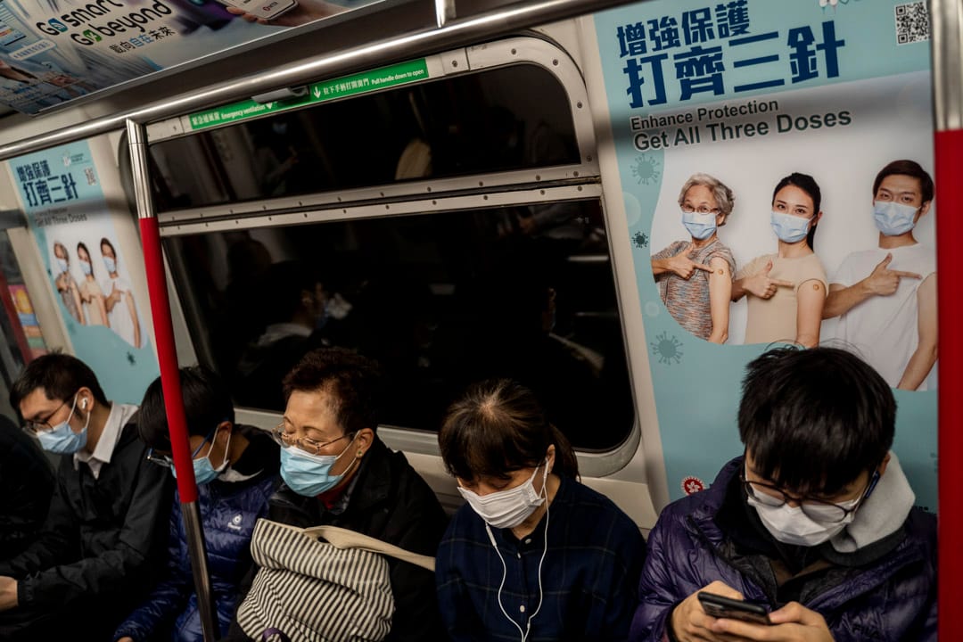 2022年2月11日﹐香港的地鐵站有不少政府呼籲接種疫苗的廣告。