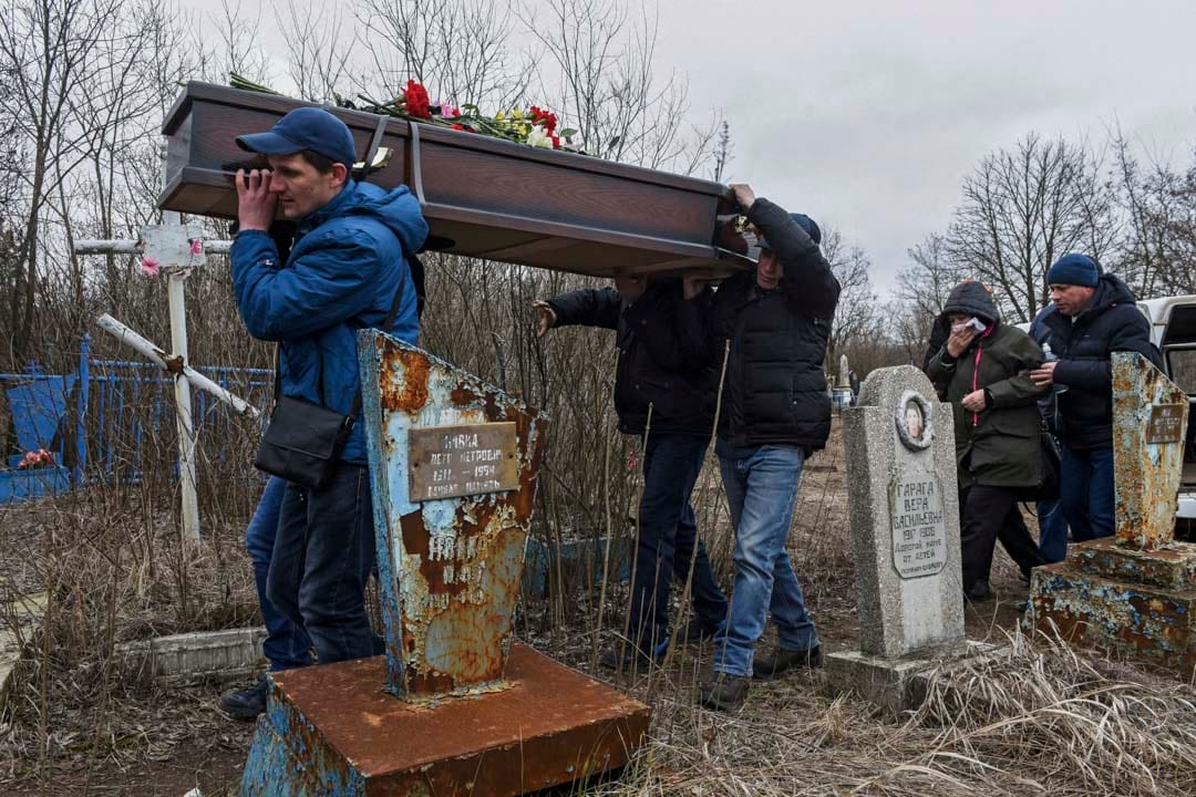 2022年2月28日,乌克兰顿涅茨克地区的小镇霍尔利夫卡 (Gorlovka) 的一个葬礼,村民举行死者的下葬仪式。