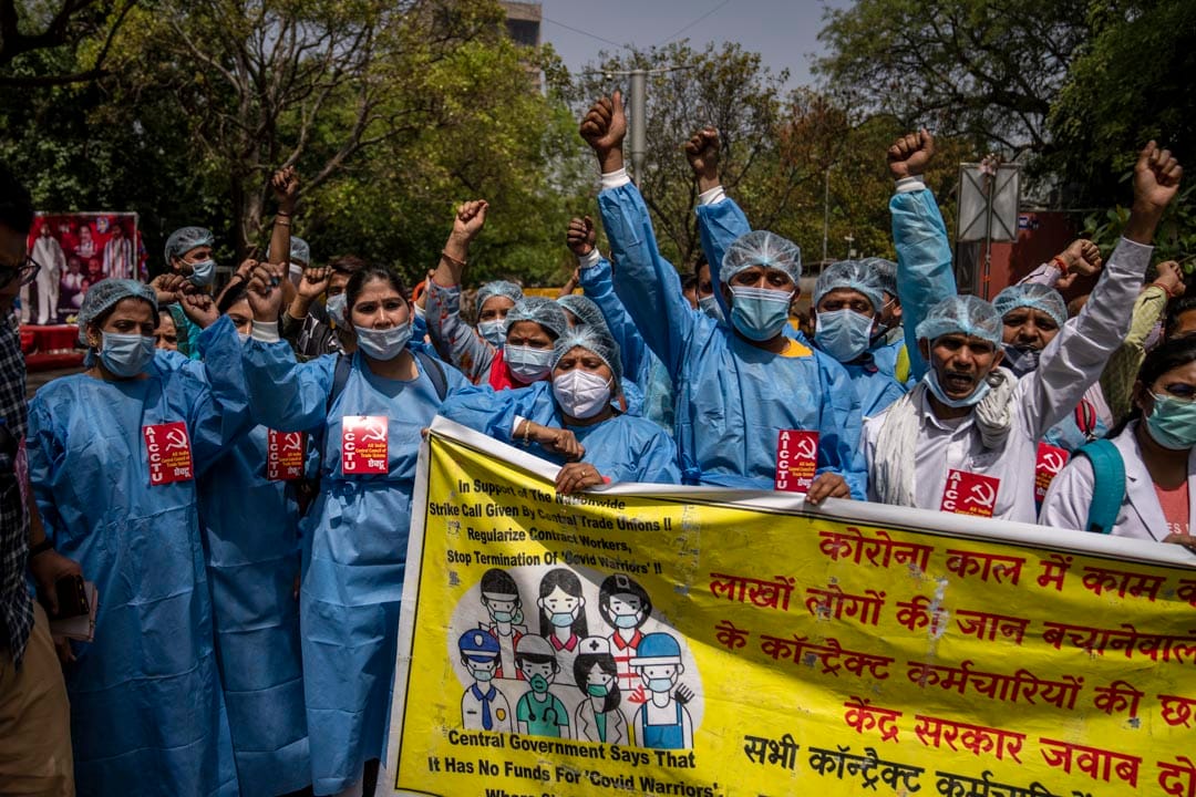 2022年3月29日，印度首都新德里，合約醫護人員參與工會號召的全國性罷工，他們稱政府沒有跟他們續約。