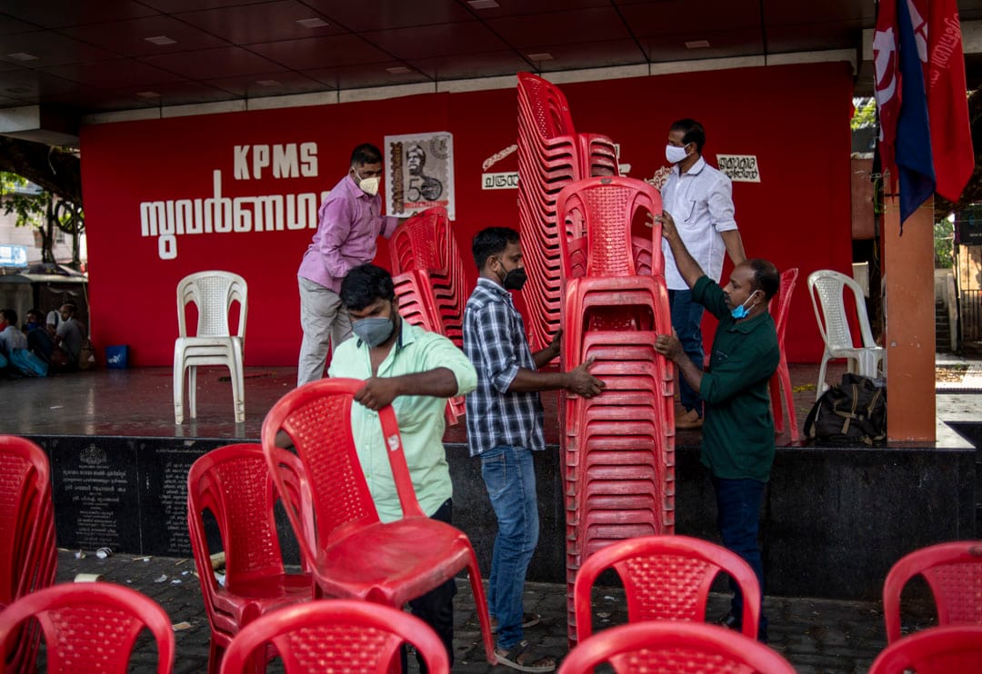 2022年3月28日，印度南部喀拉拉邦城市科契（Kochi），參與罷工的人在一個講台前擺放椅子，預備即將舉行的公眾研討會。