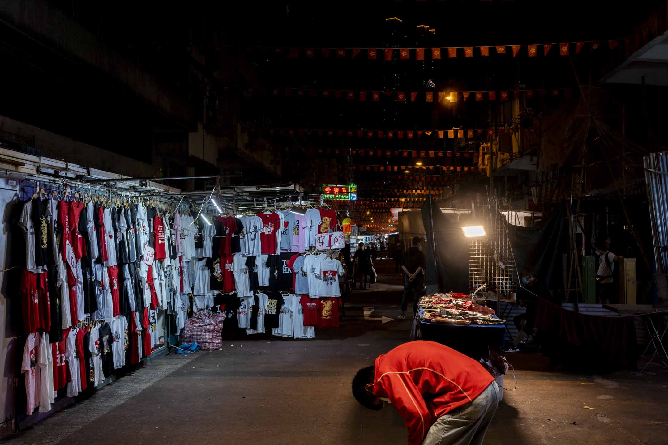 2022年3月7日，香港疫情嚴重，晚上7時的佐敦廟街人煙稀少。攝：林振東/端傳媒     